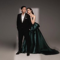 Sementara Vika tampil anggun dalam balutan gaun strapless berwarna hijau emerald rancangan Jessie Gunawan. Gaun berbahan satin mengkilap itu menyerupai ballgown yang membuat penampilannya terlihat mewah. Foto: Instagram/@bilsky16