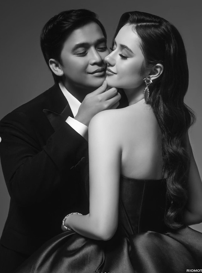 Penampilan Vika kian menawan dengan tambahan aksesori berupa anting dan gelang. Meski dalam nuansa hitam-putih, foto prewedding Billy dan Vika tetap terlihat memukau. Foto: Instagram/@bilsky16