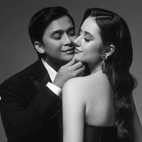 Penampilan Vika kian menawan dengan tambahan aksesori berupa anting dan gelang. Meski dalam nuansa hitam-putih, foto prewedding Billy dan Vika tetap terlihat memukau. Foto: Instagram/@bilsky16