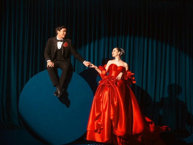 Di look kedua Billy dan Vika tampaknya masih memilih konsep glamor dan elegan. Kali ini Vika memilih tampil dengan gaun warna merah yang masih berasal dari desainer sama, Jessie Gunawan. Foto: Instagram/@bilsky16