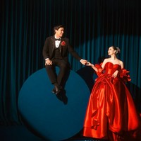 Di look kedua Billy dan Vika tampaknya masih memilih konsep glamor dan elegan. Kali ini Vika memilih tampil dengan gaun warna merah yang masih berasal dari desainer sama, Jessie Gunawan. Foto: Instagram/@bilsky16