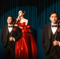 Gaun strapless yang dikenakan Vika memiliki detail berbentuk seperti kelopak bunga di bagian kedua lengannya, menambah kesan dramatis dan elegan. Sementara untuk rambutnya kali ini ia memilih menyanggulnya ke belakang dengan berhias aksesori rambut berwarna keemasan. Foto: Instagram/@bilsky16