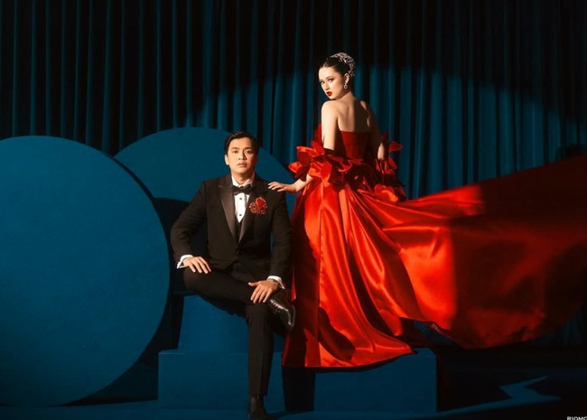 Billy sendiri terlihat tampil lebih rapi dengan setelan tuksedo hitam lengkap dengan dasi kupu-kupu. Di salah satu bagian dadanya terdapat hiasan seperti bunga merah yang serasi dengan gaun Vika. Foto: Instagram/@bilsky16