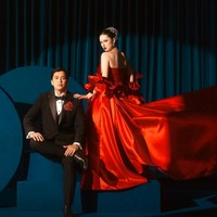 Billy sendiri terlihat tampil lebih rapi dengan setelan tuksedo hitam lengkap dengan dasi kupu-kupu. Di salah satu bagian dadanya terdapat hiasan seperti bunga merah yang serasi dengan gaun Vika. Foto: Instagram/@bilsky16