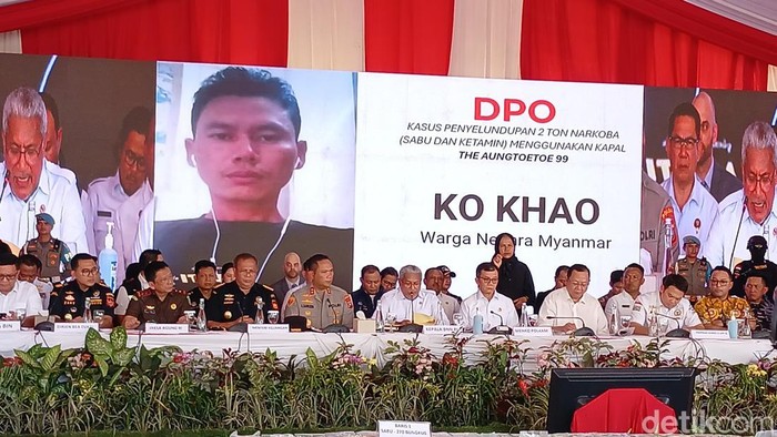 BNN menunjukkan foto dua orang pengendali Narkoba 4 ton yang digagalkan TNI AL dan tim gabungan di perairan Kepri.(Alamudin/detikcom)