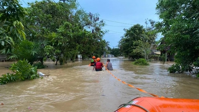 BPBD Pandeglang mengevakuasi warga terdampak banjir. (dok Istimewa)