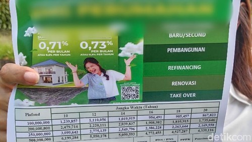 Brosur produk kredit yang ditawarkan ke PPPK Pemkab Badung yang baru diangkat tahun ini di Lapangan Puspem Badung, Senin (26/5/2025). (Agus Eka/detikBali)