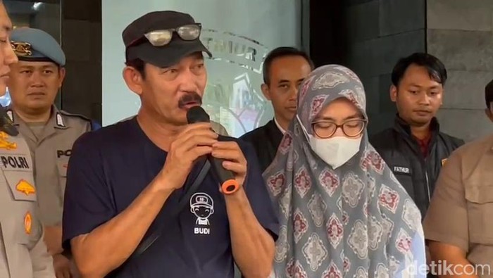 Budiono kakek korban (topi hitam) mendampingi ibu korban penculikan di Malang
