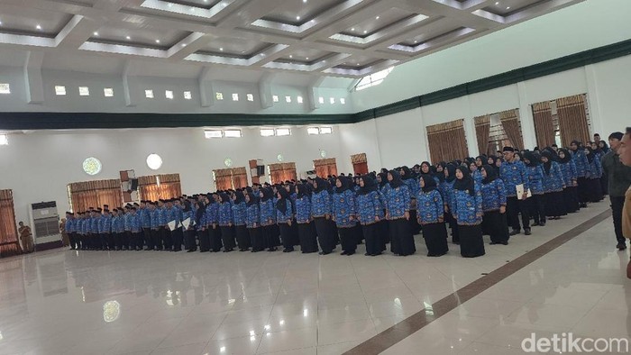 Bupati Ciamis Herdiat Sunarya melantik 364 ASN dengan rincian 134 PPPK dan 230 CPNS di Gedung Islamic Center, Ciamis, Senin (26/5/2025).