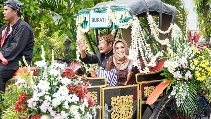Bupati Lamongan Yes didampingi Anis Kartika mengenakan pakaian adat khas Lamongan dengan menaiki kereta kuda (andong)