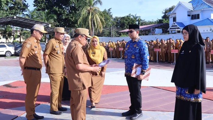 Bupati Takalar Mohammad Firdaus saat memberikan SK secara simbolik kepada CPNS. Dokumen Istimewa