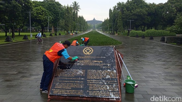 Sejumlah pekerja sedang membersihkan di kawasan Marga Utama Candi Borobudur, Kabupaten Magelang, Senin (26/5/2025).