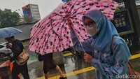 Badan Meteorologi, Klimatologi, dan Geofisika (BMKG) menyebutkan bahwa kondisi ini masih berpotensi terjadi hingga hari ini. Cuaca yang tidak menentu ini disebabkan oleh sejumlah gangguan atmosfer yang masih aktif.  
