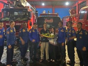 Palugada! Damkar Jogja Bantu Beri Kejutan Ultah buat Sejoli Mahasiswa