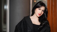 Meski cuma lagi bersandar dan memandang ke satu titik, tatapan Davina Karamoy juga gak kalah tajam. Foto: dok. Instagram Davina Karamoy