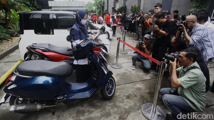 Deretan mobil mewah disita KPK dalam kasus korupsi Kemnaker. Sebanyak 11 mobil dan 2 motor dipamerkan di Gedung KPK, Jakarta.
