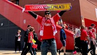 Desta bergaya di depan Stadion Anfield dengan memakai jersey merah. Ia juga membentangkan syal pertandingan terakhir Liverpool melawan Crystal Palace. (Foto: dok Instagram)