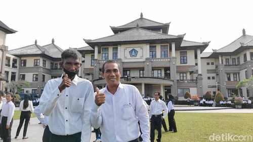 Dewa Made Widiarta dan Wayan Edi Arjana, dua petugas kebersihan yang diangkat menjadi PPPK Pemkab Badung, Senin (26/5/2025). (Foto: Agus Eka/detikBali)