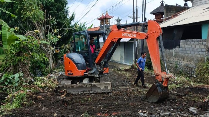 Dinas PUPR Karangasem saat meninjau ruas Jalan Bungaya-Bebandem yang rusak setelah tergerus air hujan, Selasa (26/5/2025). (Foto: Dok. PUPR Karangasem)