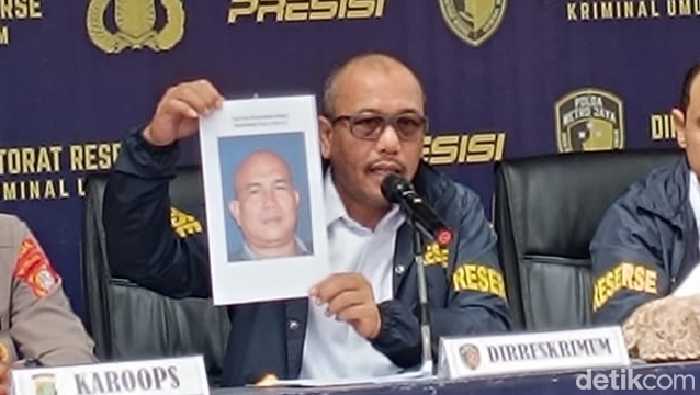 Dirkrimum Polda Metro Jaya Kombes Wira Satya Triputra memperlihatkan tampang Ketua MPC Pemuda Pancasila, Muhammad Reza, DPO kasus intimidasi di RSUD Tangsel.