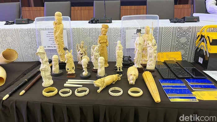 Dittipidter Bareskrim Polri menggagalkan penyelundupan gading gajah utuh hingga pipa rokok yang terbuat dari gading gajah. (Rumondang/detikcom)