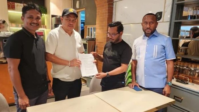 Dua Komisaris PSBS Biak Yan Permenas Mandenas dan Jimmy Carter Rumbarar Kapissa secara resmi menandatangani sirkuler surat pengembalian PSBS kepada masyarakat Biak Numfor.