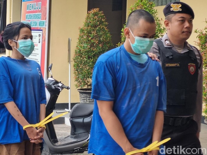 Dua pelaku tindak pidana perdagangan orang (TPPO) saat dihadirkan di Mapolres Bantul, Senin (26/5/2025).