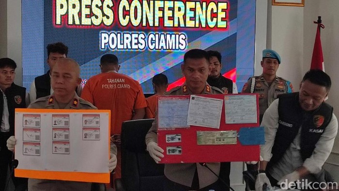 Dua tersangka diduga pemalsu SIM B II Umum di Polres Ciamis, Senin (26/5/2025).