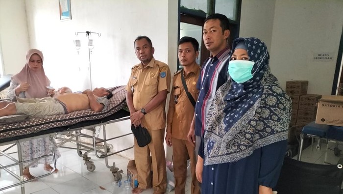 Dua warga OKI dirawat di rumah sakit usai diserang gajah.