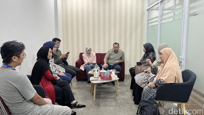 Dua wartawan asal Gaza, Palestina, mengunjungi kantor detikJabar di Bandung pada Senin (26/5/2025). Mereka adalah Youmna Al Sayed, jurnalis Al Jazeera English, dan Maher Atiya Abu Qouta, juru kamera Al Jazeera di Gaza.