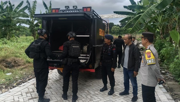 Evakuasi mortir di Siwalankerto Surabaya.