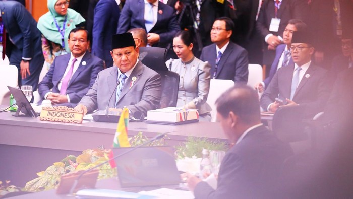 Gaya Prabowo di Antara Para Pemimpin Negara ASEAN Presiden RI Prabowo Subianto mendengarkan pidato Perdana Menteri Malaysia Anwar Ibrahim pada pembukaan Konferensi Tingkat Tinggi (KTT) ASEAN di Kuala Lumpur Convention Centre (KLCC), Kuala Lumpur, Senin (26/5/2025). Para pemimpin negara dan pemerintahan Perhimpunan Bangsa-bangsa Asia Tenggara (ASEAN) berkumpul di Kuala Lumpur untuk mengikuti KTT ASEAN ke-46, KTT ASEAN-Gulf Cooperation Council (GCC) serta KTT ASEAN-GCC-China pada 26-27 Mei 2025. ANTARA FOTO/Virna Puspa Setyorini/foc.