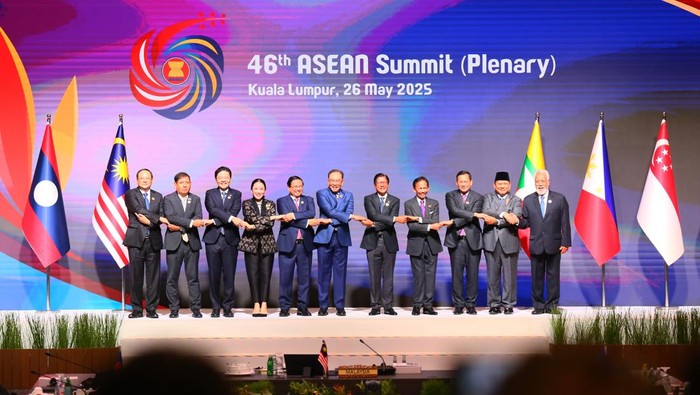 Gaya Prabowo di Antara Para Pemimpin Negara ASEAN Perdana Menteri Malaysia Anwar Ibrahim (tengah) berfoto bersama pemimpin negara ASEAN termasuk Presiden RI Prabowo Subianto (kedua kanan) saat pembukaan Konferensi Tingkat Tinggi (KTT) ASEAN ke-46 di Kuala Lumpur Convention Centre (KLCC), Kuala Lumpur, Senin (26/5/2025). Para pemimpin negara dan pemerintahan Perhimpunan Bangsa-bangsa Asia Tenggara (ASEAN) berkumpul di Kuala Lumpur untuk mengikuti KTT ASEAN ke-46, KTT ASEAN-Gulf Cooperation Council (GCC) serta KTT ASEAN-GCC-China pada 26-27 Mei 2025. ANTARA FOTO/Virna Puspa Setyorini/foc.