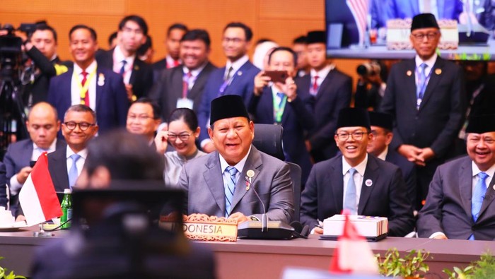 Presiden RI Prabowo Subianto tertawa saat mendengar pidato Perdana Menteri Malaysia Anwar Ibrahim pada pembukaan Konferensi Tingkat Tinggi (KTT) ASEAN di Kuala Lumpur Convention Centre (KLCC), Kuala Lumpur, Senin (26/5/2025). Para pemimpin negara dan pemerintahan Perhimpunan Bangsa-bangsa Asia Tenggara (ASEAN) berkumpul di Kuala Lumpur untuk mengikuti KTT ASEAN ke-46, KTT ASEAN-Gulf Cooperation Council (GCC) serta KTT ASEAN-GCC-China pada 26-27 Mei 2025. ANTARA FOTO/Virna Puspa Setyorini/foc.