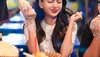 Ghea juga tampak bahagia di hadapannya ada durian yang legit. Ia menikmati durian utuh beserta esnya yang menyegarkan. Foto: Instagram @gheaindrawari