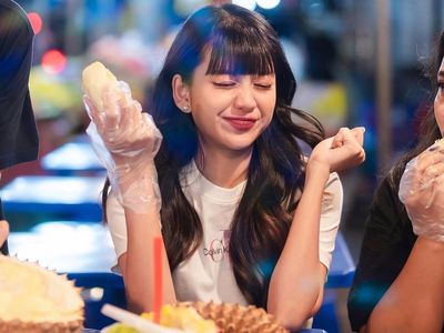 Pose Keren Ghea Indrawari Saat Makan BBQ hingga Durian