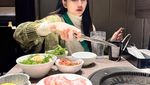 Pose Keren Ghea Indrawari Saat Makan BBQ hingga Durian