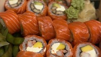 Sushi philadelphia juga tak ketinggalan Ghea coba. Ia membeli paket sushi berselimut salmon yang di dalamnya berisikan crabstick, alpukat, dan krim keju. Foto: Instagram @gheaindrawari
