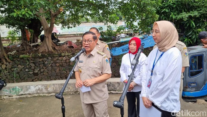 Gubernur DKI Jakarta Pramono Anung dan Plt Kepala Dinas Sumber Daya Air Ika Agustin Ningrum saat meninjau pengerukan Kali Ciliwung, Senin (26/5/2025). (Taufiq/detikcom)