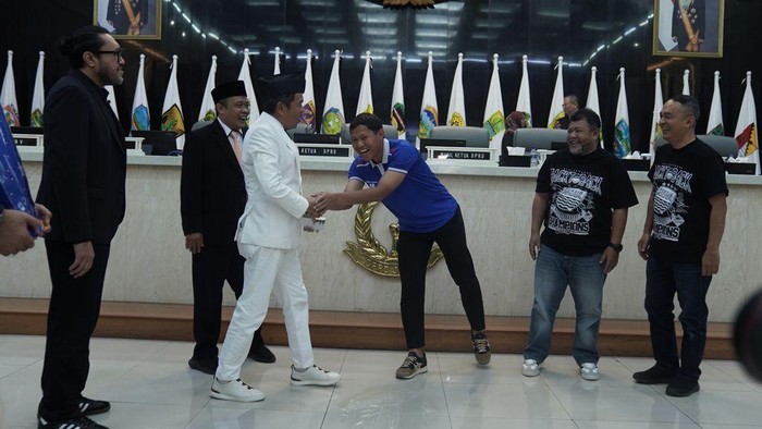 Gubernur Jabar Dedi Mulyadi bersalaman dengan Adam Alis.