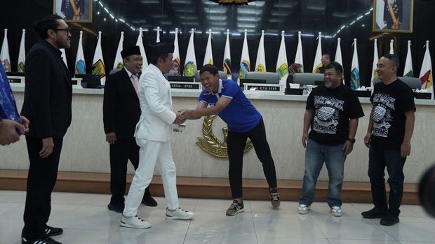 Gubernur Jabar Dedi Mulyadi bersalaman dengan Adam Alis.