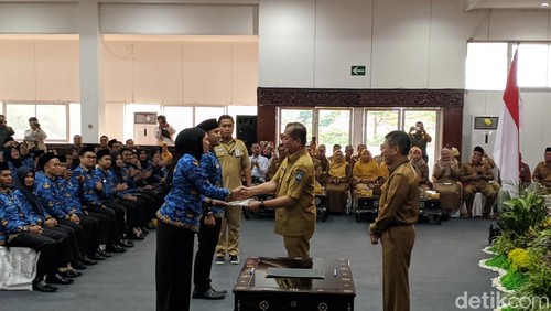 Gubernur NTB Lalu Muhamad Iqbal menyerahkan SK PNS di Gedung Graha Bhakti, Pemprov NTB, Senin (26/5/2025). (Ahmad Viqi/detikBali).