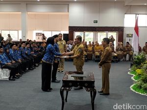 Pemprov NTB Serahkan SK 408 PPPK dan PNS, Ada yang Mengabdi 18 Tahun