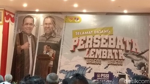 Gubernur NTT Emanuel Melkiades Laka Lena memberi sambutan saat acara makan malam bersama tim sepakbola Persebata Lembata di Rumah Jabatan Gubernur NTT, Senin (26/5/2025). (Foto: Simon Selly/detikBali)