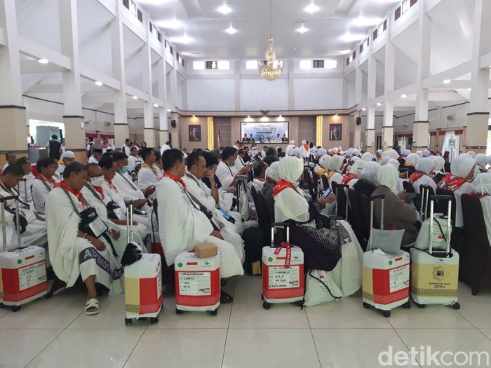 Para jemaah calon haji saat mengikuti prosesi pelepasan di Gedung Muzdalifah, Asrama Haji Donohudan, Ngemplak, Boyolali. Foto diunggah Senin (26/5/2025).