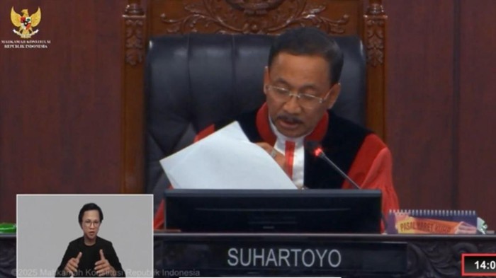 Hakim MK Suhartoyo bacakan putusan atas gugatan PSU Banjarbaru.