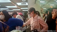 Han Ye Ji terlihat menggunakan masker dan topi hijau, digandeng staff. Ia masuk ke dalam bus yang telah disiapkan khusus untuk rombongan Resident Playbook.