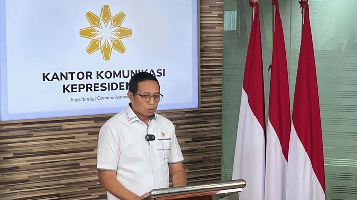 Kepala Kantor Komunikasi Kepresidenan (PCO) Hasan Nasbi  di kantor PCO gedung Kwarnas Pramuka, Jakarta Pusat, Senin (26/5/2025).