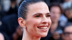Bukan Misi Mustahil: Hayley Atwell Merah Putih Tanpa Cela