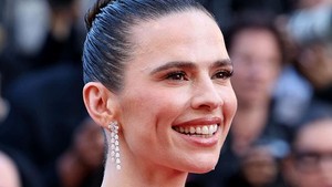 Hayley Atwell tampil merah berani yang mencuri sorotan. Tampilan ini juga memberikannya sentuhan glamor. Foto: Getty Images/Pascal Le Segretain